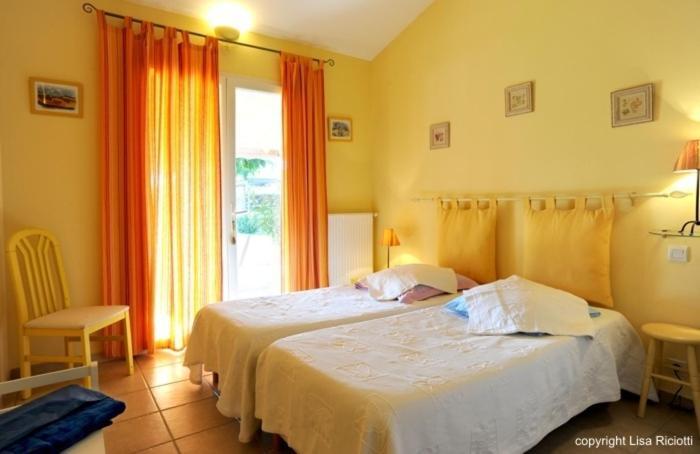 Les Hotes De La Combe Mouis Creissan Room photo